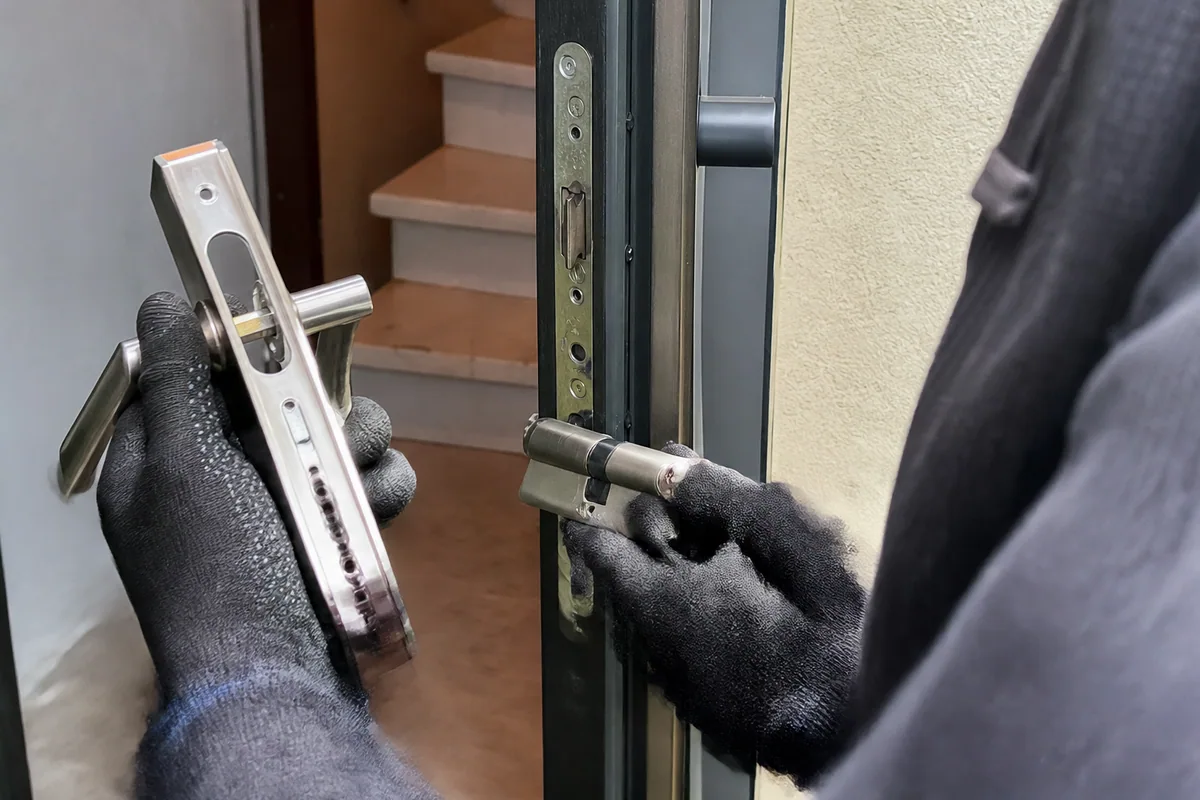 mains installant cylindre avec poignée démontée automne
