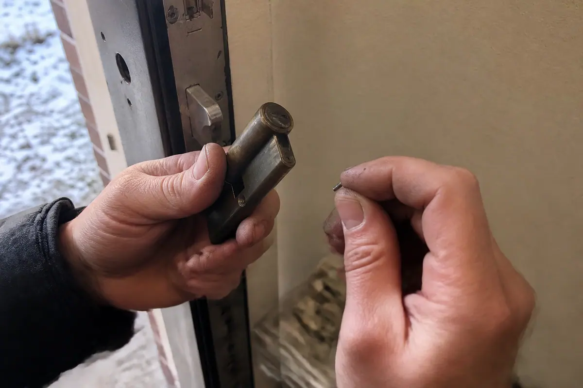 mains retirant cylindre ancien et montrant la goupille