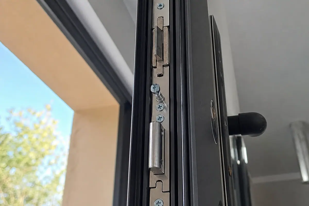 gros plan serrure multipoints neuve posée dans porte